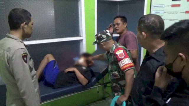 Irlan (21) saat terbaring di Ruang IGD Puskesmas Ang Toa Kecamatan Galesong Utara, Kabupaten Takalar, dengan anak panah busur yang tertancap di Pipi bagian kirinya. (Foto: Wawan Setiawan / Warga Kabupaten Takalar)