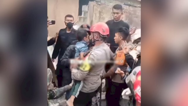 Petugas berhasil mengevakuasi Balita yang tertimbun reruntuhan Gempa. (Foto: Tangkapan layar video amatir saat proses evakuasi)