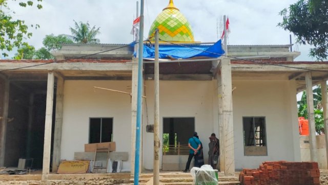 Kondisi Masjid di Dusun Dengilau, Desa Sawakong, Kecamatan Galesong Selatan, yang sudah hampir rampung, Senin (31/10/2022). (Foto: Wawan Setiawan / Warga Kabupaten Takalar)