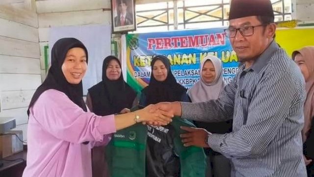 Penyerahan Rompi Tim Pendamping Keluarga kepada Pembina Tim Percepatan Penurunan Stunting (TPPS) Desa Lodang. ist