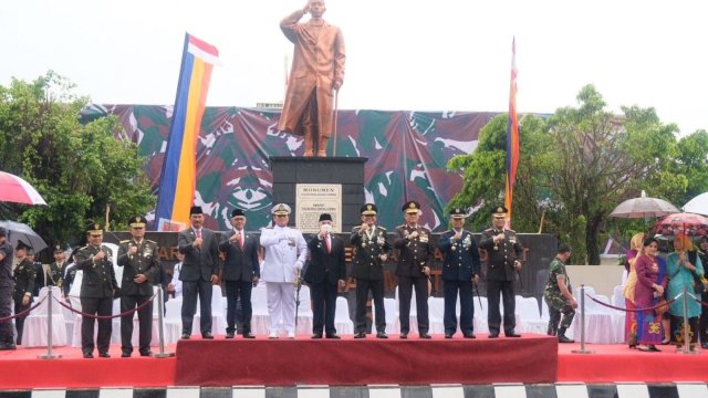 Wakil Ketua DPRD Kaltim Muhammad Samsun, saat menghadiri upacara peringatan HUT Tentara Nasional Indonesia ke-77 di Lapangan Makodam VI/Mulawarman jalan Jenderal Sudirman, Kota Balikpapan. (Istimewa)