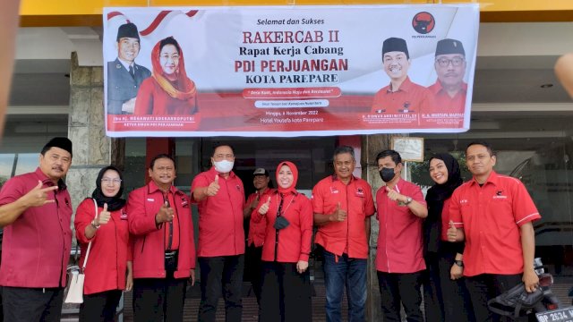 Ket : Pengurus PDIP Perjuangan Parepare, berfoto bersama di sela-sela kegiatan Rakercab (Foto: Seratusnews.id)