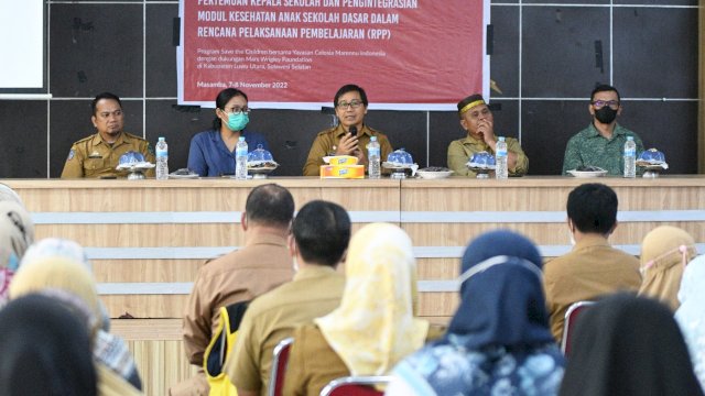 Wakil Bupati Luwu Utara, Suaib Mansur membuka Pertemuan Kepala Sekolah dan Pengintegrasian Modul Kesehatan Anak SD dalam Rencana Pelaksanaan Pembelajaran (RPP) di Aula Dinas Pendidikan dan Kebudayaan. Senin (7/11/2022)