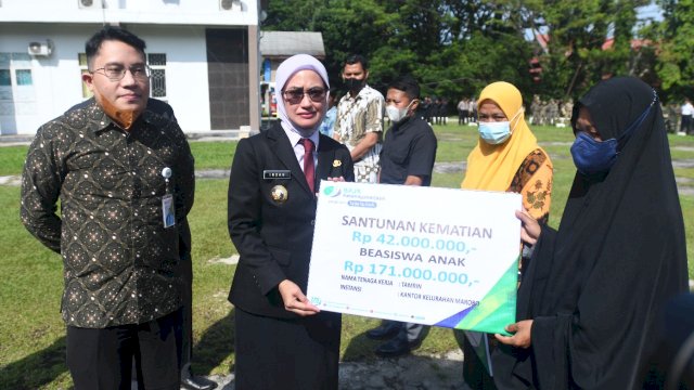 Bupati Luwu Utara menyerahkan santunan dan beasiswa kepada salah satu ahli waris tenaga Non ASN lingkup Pemda Luwu Utara yang telah meninggal dunia. Kamis (10/11/2022)