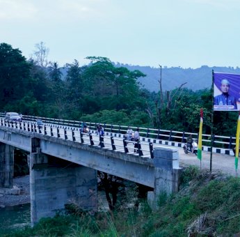Resmikan Jembatan Lanrenge, Andi Sudirman: Puluhan Tahun Masyarakat Pakai Rakit Seberangkan Hasil Bumi