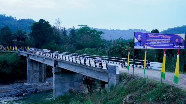 Gubernur Sulsel Andi Sudirman Sulaiman, meresmikan Jembatan Lanrange yang terletak di Desa Awo, Kabupaten Wajo, Jumat (11/11/2022). (Istimewa)