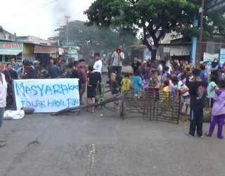 Tolak Hasil Tes Tertulis, Pendukung Calon Kepala Desa di Takalar Blokade Jalan Poros Galesong