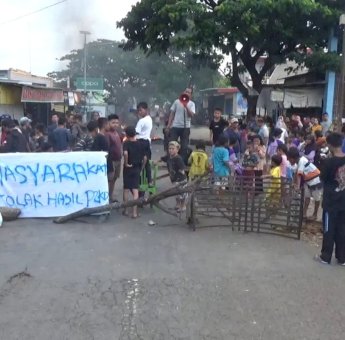 Tolak Hasil Tes Tertulis, Pendukung Calon Kepala Desa di Takalar Blokade Jalan Poros Galesong