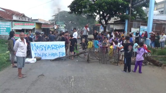 Massa Calon kepala Desa diberbagai wilayah di Kabupaten Takalar, menggelar aksi unjuk rasa dengan menutup akses jalan Poros Galesong menuju Makassar, Sabtu (12/11/2022). (Foto. Wawan Setiawan)
