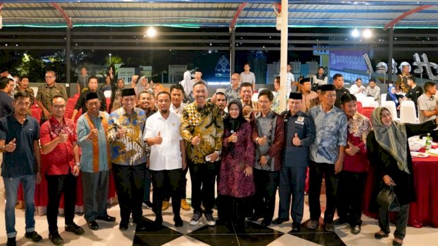 Gubernur Sulsel Andi Sudirman Sulaiman, didampingi Bupati dan Wakil Bupati Wajo saat menggelar pertemuan dengan Tokoh Masyarakat serta Kepala Desa di kabupaten Wajo, Jumat (11/11/2022). (istimewa)