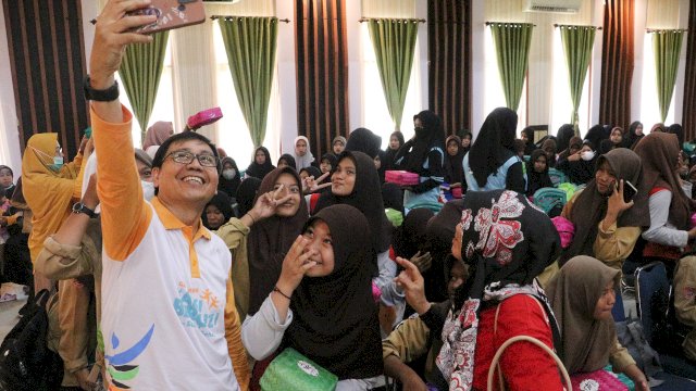 Wakil Bupati Luwu Utara, Suaib Mansur berswa fotobersama pelajar yang menghadiri Gebyar Aksi Bergizi di Aula Laga Ligo Kantor Bupati Luwu Utara. Jumat (18/11/2022)