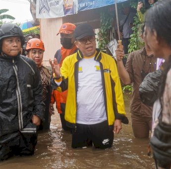Taufan Pawe Pantau Kondisi Warga Terdampak Banjir, Perintahkan BPBD Siaga 24 Jam