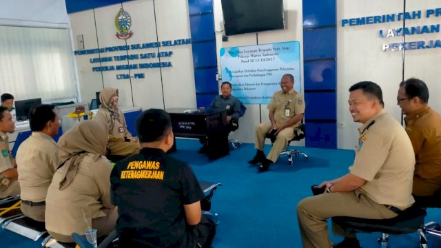 Ket : Kepala UPT Pengawasan ketenagakerjaan dan K3 Wilayah I Disnakertrans Provinsi Sulsel, Riswan saat memimpin raat evaluasi internal penyelesaian aduan (Istimewa)