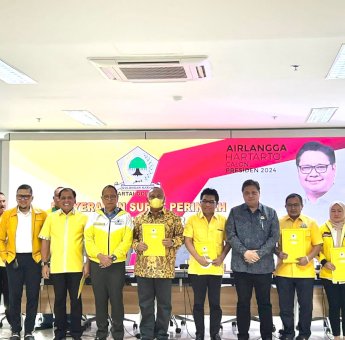 Tatap Pileg 2024, Airlangga Hartarto Serahkan Surat Tugas Fungsionaris ke Anggota DPR RI Muhammad Fauzi