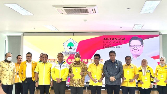 Ketua Umum DPP Partai Golkar, Airlangga Hartarto berfoto bersama seluruh kader Partai Golkar yang akan bertarung pada Pileg 2024 mendatang. (Foto: Istimewa)