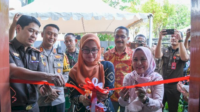 Ketua DPRD Luwu Utara, Basir (baju orange) ikut mendampingi Bupati Indah Putri Indriani saat meresmikan Banua Restorative Justice Adhyaksa Bumi Lamaranginang, di Desa Radda, Kecamatan Baebunta, Kamis (24/11/2022). (Istimewa)