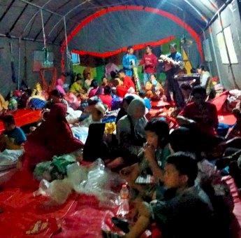 PLN Salurkan 400 Paket Sembako untuk Warga Terdampak Banjir di Desa Salutambung Majene