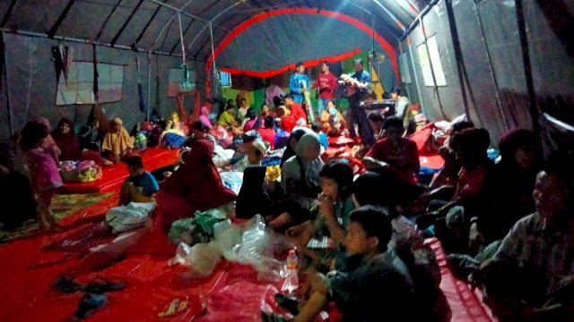 Suasana di Tenda Pengungsian korban banjir di Desa Salutambung, Kecamatan Ulumanda, Kabupaten Majene, Sulawesi barat. (Istimewa)
