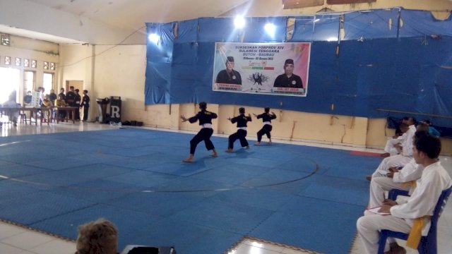 Pesilat Putera Muna saat menampilkan Seni Beregu, Minggu (27/11/2022). (Foto: Rustam / Republiknews.co.id)