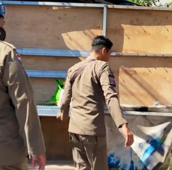 Dianggap Tidak Kooperatif, Satpol PP Tertibkan PKL di Stadion Barombong