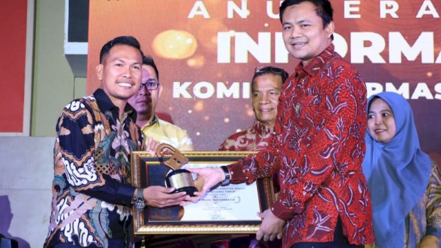 Kepala Desa Balantang, Luwu Timur, Musakkir Laiming terima penghargaan predikat Menuju Informatif dari Komisi Informasi Sulsel.