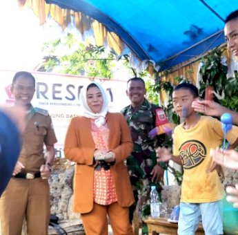 Nunung Dasniar Bagi Hadiah Pemenang Lomba Latto-latto Disela Reses