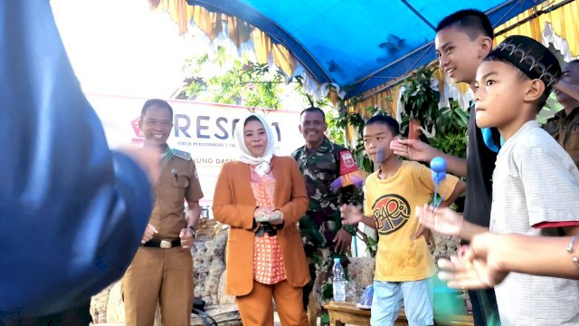Anggota DPRD Makassar, Nunung Dasniar mengadakan lomba Latto-Latto di sela kegiatan resesnya di Kelurahan Buntusu, Tamalanrea, Makassar, Senin (5/12/2022). (Foto: Istimewa)