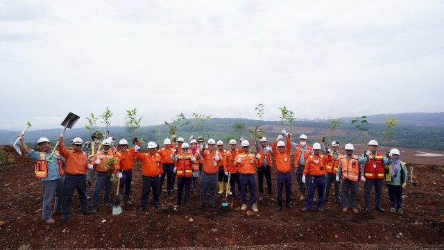 Karyawan PT Vale Indonesia melakukan penanaman Pohon di Area Reklamasi Solia di Blok Sorowako, Rabu (28/12/2022). (Istimewa)