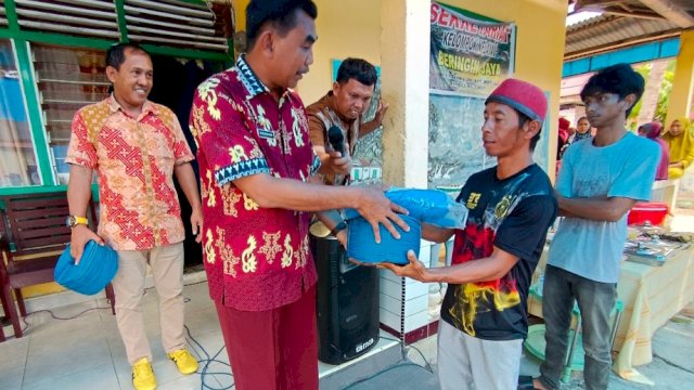 Penyerahan bantuan kepada kelompok nelayan.