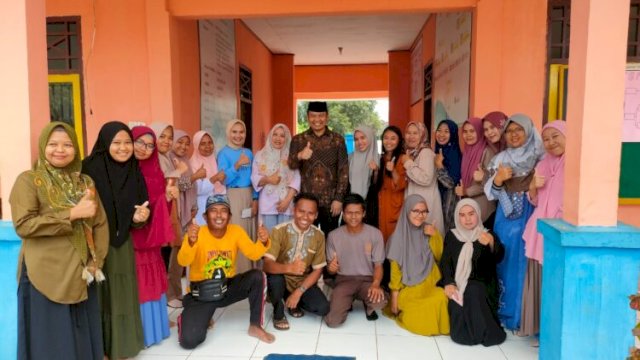 Ketua DPRD Luwu Timur, Aripin foto bersama dengan Guru dan pengurus SMP Negeri Towuti usai cek kondisi fasilitas sekolah.