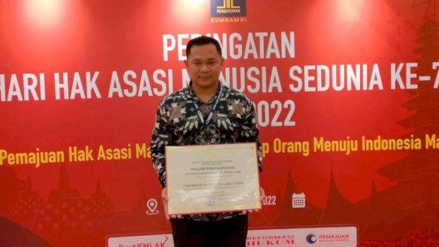 Kabag Hukum, Suryadi mewakili Bupati Luwu Utara menerima penghargaan HAM dari Kemenkumham RI. (ist)