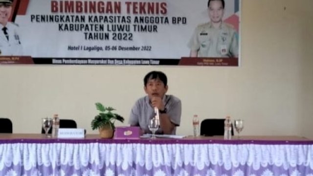 Anggota DPRD Luwu Timur, Mahading saat memberikan materi di Bimtek Peningkatan Kapasitas Anggota BPD.