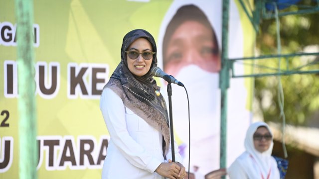 Bupati Luwu Utara Indah Putri Indriani, saat membuka kegiatan Peringatan Milad Ke-42 BKMT Luwu Utara, Kamis (21/12/2022). (Istimewa)