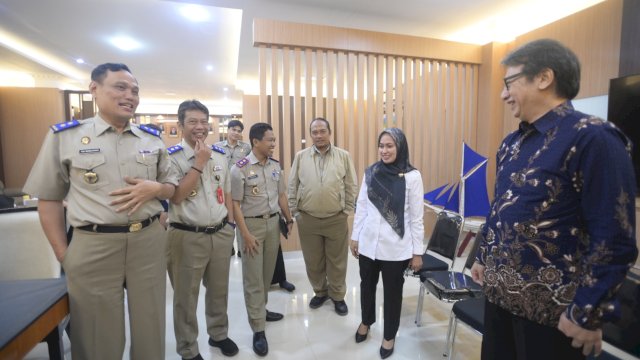 Bupati Luwu Utara Indah Putri Indriani (kemeja putih) usai meng hadiri rapat gelar kasus kedua terkait HGU PT Seko Fajar di Kanwil BPN Sulsel. Rabu (30/11/2022)