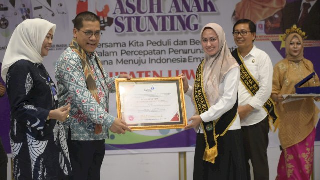 Deputi Lalitbang BKKBN-RI, Prof. drh. Muhammad Rizal Martua Damanik menyerahkan penghargaan kepada Bupati Luwu Utara Indah Putri Indriani sebagai Penggerak Program Bapak/Bunda Asuh Anak Stunting beberapa waktu yang lalu. FOTO/PROTOKOL LUWU UTARA