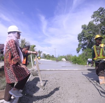 Tinjau Pengerjaan Jalan di Malangke, Bupati Indah: Utamakan Kualitas Selesaikan Tepat Waktu