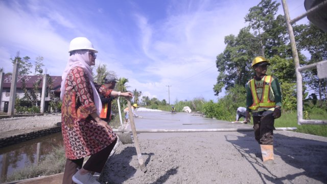 Bupati Luwu Utara Indah Putri Indriani meninjau saat langsung pengerjaan ruas jalan Malangke - Makitta. Sabtu (10/12/2022) FOTO/PROTOKOL LUWU UTARA
