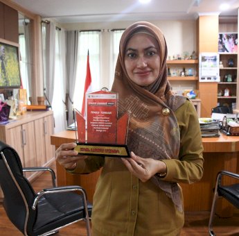 Pemda Lutra Terima Penghargaan TPAKD Terbaik Dari OJK