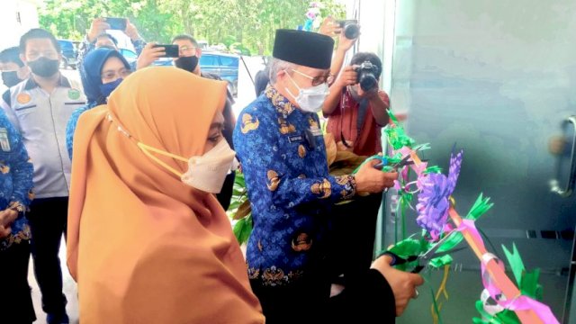 Ket : Wali Kota Parepare, Taufan Pawe bersama istirinya saat meresmikan kantor baru Dinas PKP Parepare (Istimewa)