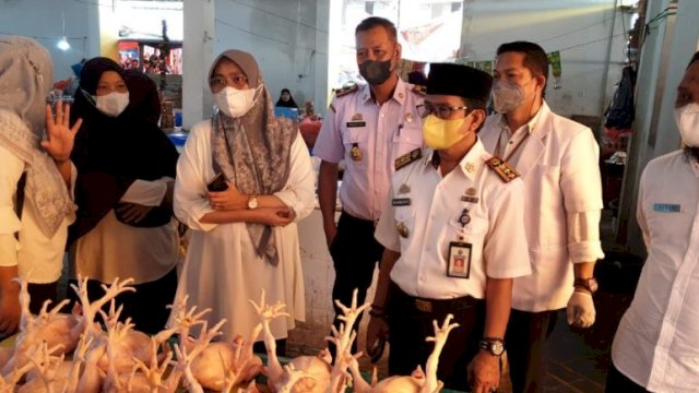 Ket : Tim Satgas Pangan Kota Parepare saat melakukan pemantuan di sejumlah pasar jelang hari raya (Istimewa)