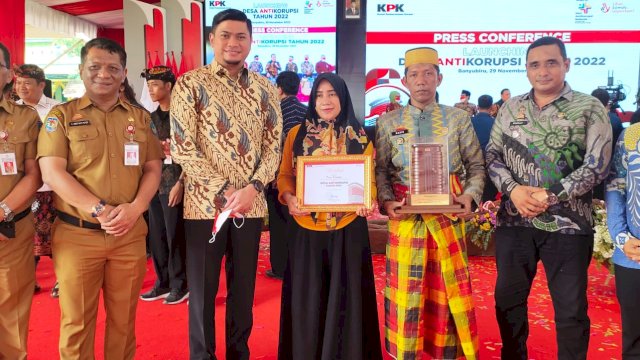 Bupati Gowa Adnan Purichta Ichsan (ketiga kiri) didampingi Kepala Desa Pakatto Basir (ketiga kanan) dan jajaran Pemerintah Kabupaten Gowa lainnya saat menerima penghargaan Desa Pakatto sebagai desa antikorupsi KPK pada Peluncuran Desa Antikorupsi KPK, di Desa Banyubiru, Kabupaten Semarang, Provinsi Jawa Tengah. (Dok. Humas Gowa)