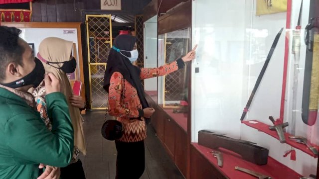 Salah satu pengunjung Museum Balla Lompoa saat melihat salah satu koleksi yang ada dalam museum. (Dok Instagram Museum Balla Lompoa @museum.balla.lompoa)