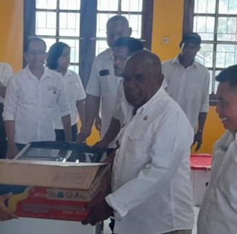 Bupati Mbaraka Serahkan Sejumlah Peralatan Usaha Bagi 40 Kelompok Ekonomi Kreatif di Merauke