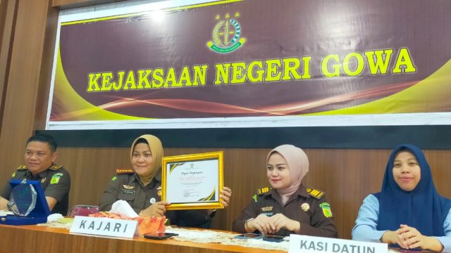 Kepala Kejaksaan Negeri Gowa Yeni Andriani, memperlihatkan piagam penghargaan dari Pemerintah Kabupaten Gowa karena telah menyelamatkan 75 objek aset Pemkab. (Istimewa)