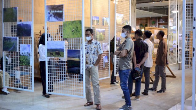 Sejumlah pengunjung menyaksikan pameran foto pada Walanae Festival yang digelar peneliti muda Icraf Indonesia di Bikin-bikin Creative Hub, Nipah Mall Makassar, Kamis (01/12). (Dok. Icraf Indonesia)