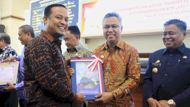 Bupati Luwu Timur, H. Budiman terima DIPA dan penghargaan opini WTP dari Gubernur Sulsel, Andi Sudirman Sulaiman.