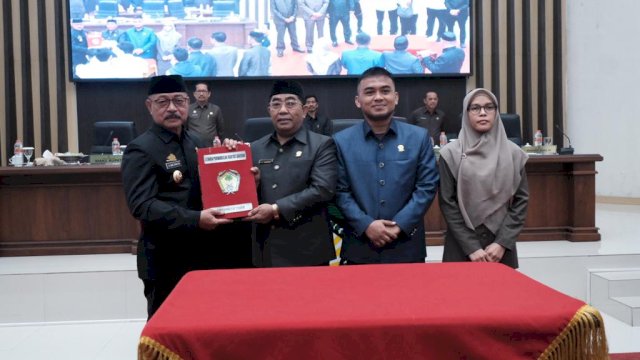 Wakil Bupati Gowa Abd Rauf Malaganni saat menerima secara simbolik naskah penetapan APBD Gowa 2023 oleh Ketua DPRD Kabupaten Gowa Rafiuddin, di Ruang Rapat Kantor DPRD Kabupaten Gowa, kemarin. (Dok. Humas Gowa)