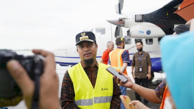 Gubernur Sulsel Andi Sudirman Sulaiman, memberikan keterangan pers usai meresmikan penerbangan rute Makassar - Bone - Balikpapan dan Makassar - Bone - Kendari, Kamis (01/12/2022). (Istimewa)