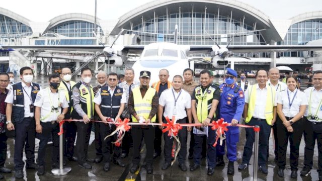 Gubernur Sulsel Andi Sudirman Sulaiman, saat menggunting pita peresmian penerbangan rute Makassar - Bone - Kendar dan Makassar - Bone - Balikpapan, di Bandara Sultan Hasanuddin, Kamis (01/12/2022). (Istimewa)