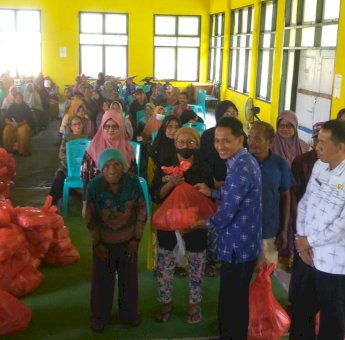 Bupati Haliana Salurkan 1.939 Paket Sembako Murah di Kecamatan Wangsel